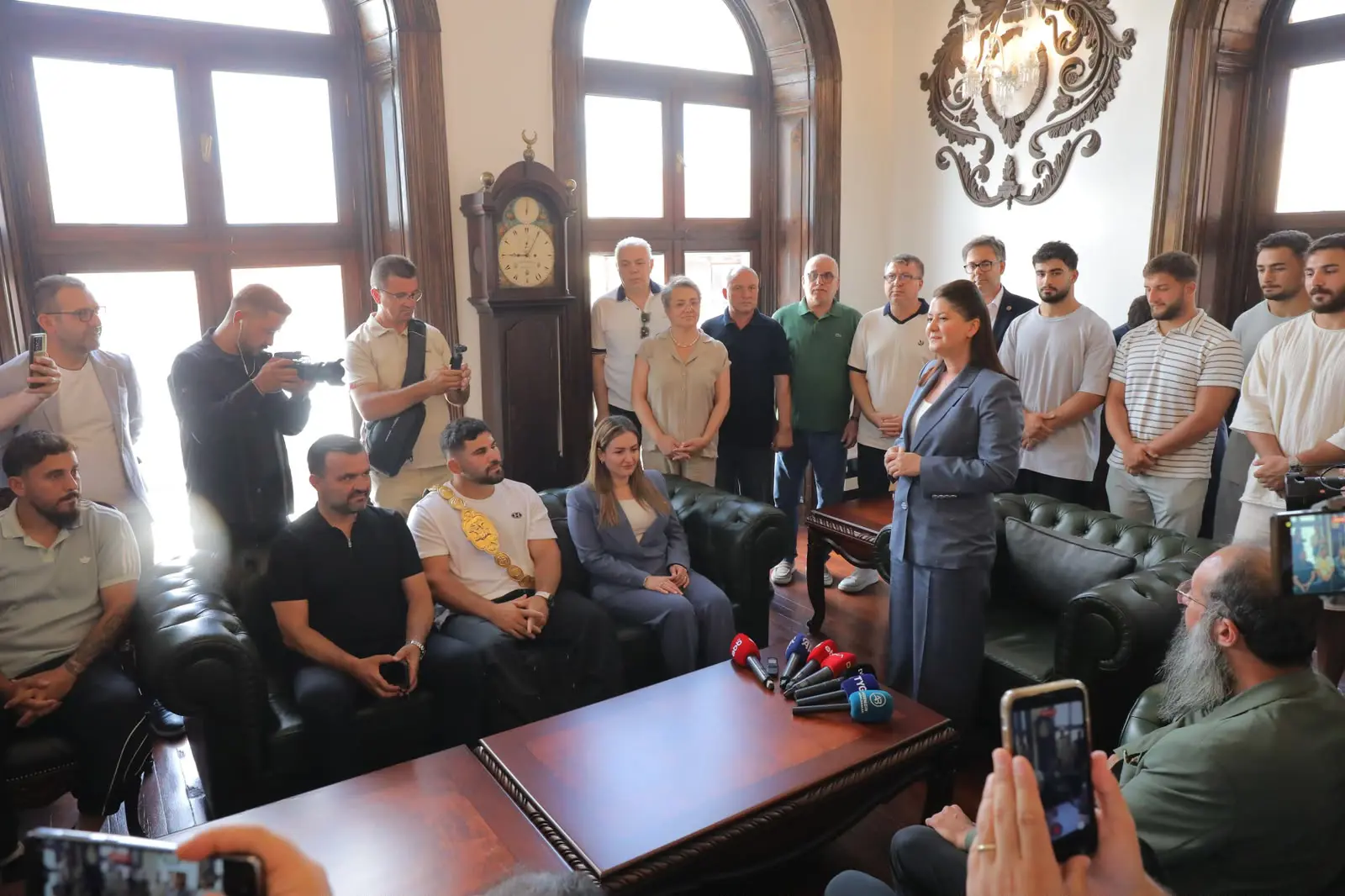 BAŞKAN FİLİZ GENCAN, 665. KIRKPINAR BAŞPEHLİVANI ERKAN TAŞ VE EDİRNELİ PEHLİVANLARI BELEDİYEDE AĞIRLADI galeri görseli